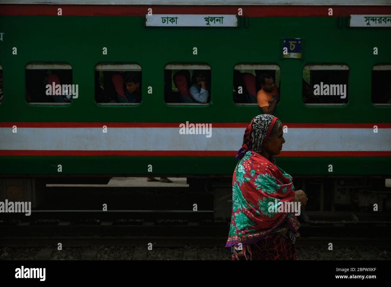 Die Eisenbahnlinien von Bangladesch haben mit Sonderzügen begonnen, um landwirtschaftliche Güter und wichtige Güter auf den Strecken Dhaka-Chattogram-Dhaka, Dhaka-Dewanganj-Dhaka und Khulna-Dhaka-Khulna zu transportieren. Der erste Zug startete am Freitag von Chattogram, um Gemüse, Lebensmittel und andere verderbliche Gegenstände nach Dhaka zu bringen. Die Züge Dhaka-Chattogram und Dhaka-Dewanganj fahren täglich, während der Zug Khulna-Dhaka dreimal pro Woche fahren wird. Dhaka, Bangladesch, 24. August 2019. Stockfoto