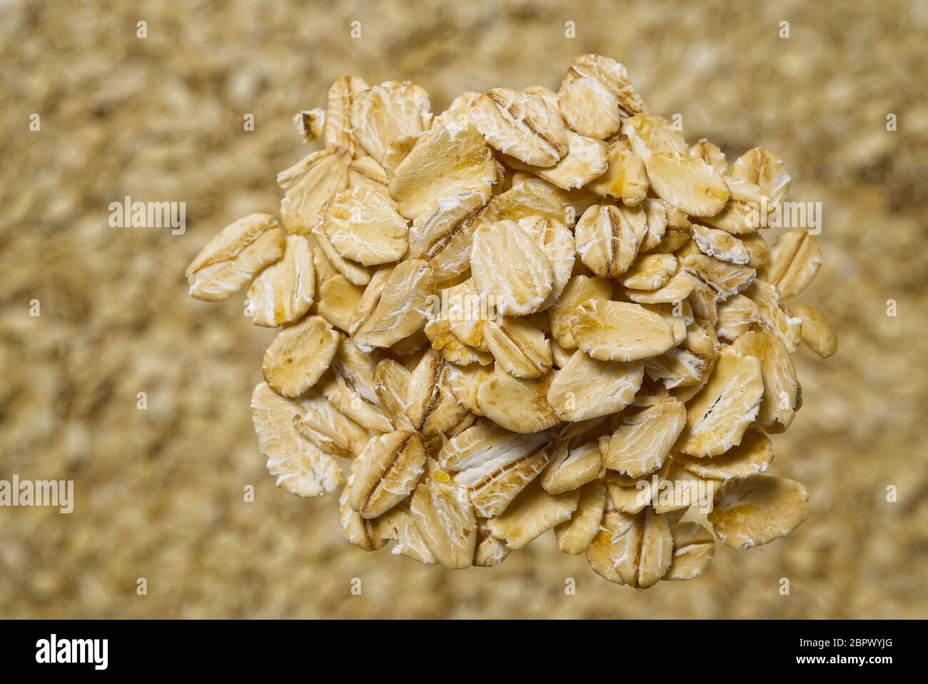 Nahaufnahme von Haferflocken. Haferflocken Makro schießen. Haferflocken Textur. Hintergrund der goldenen Haferflocken. Gesunde Ernährung. Stockfoto