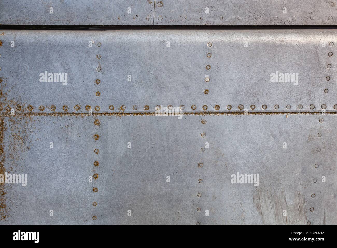 Nahaufnahme der alten Flugzeug-Aluminium-Textur mit Nieten. Stockfoto