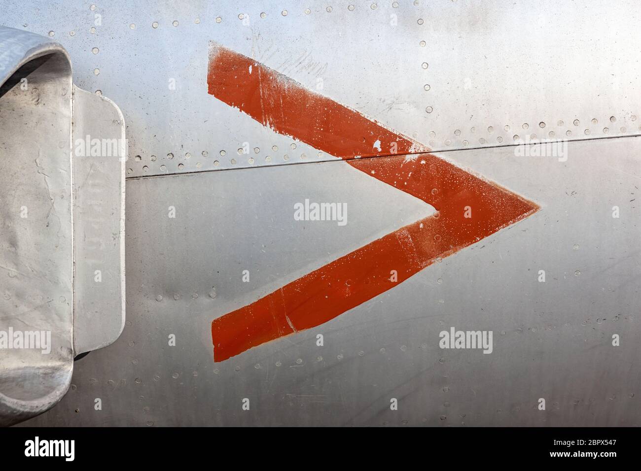 Nahaufnahme der alten Flugzeug-Aluminium-Panel mit rotem Pfeil. Stockfoto