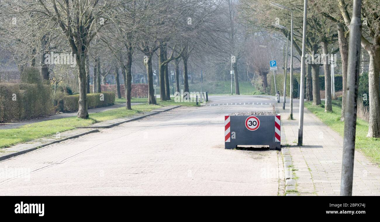 Große pflanzmaschine als Straßensperre, die Durchsetzung der speedlimit von 30 km/h, die Niederlande Stockfoto