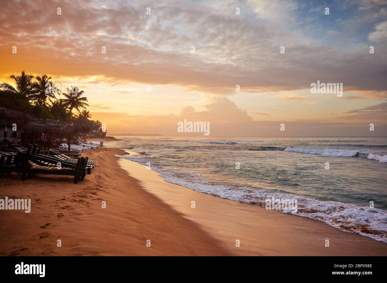 Tropischer Strand bei Sonnenaufgang, Sri Lanka. Stockfoto