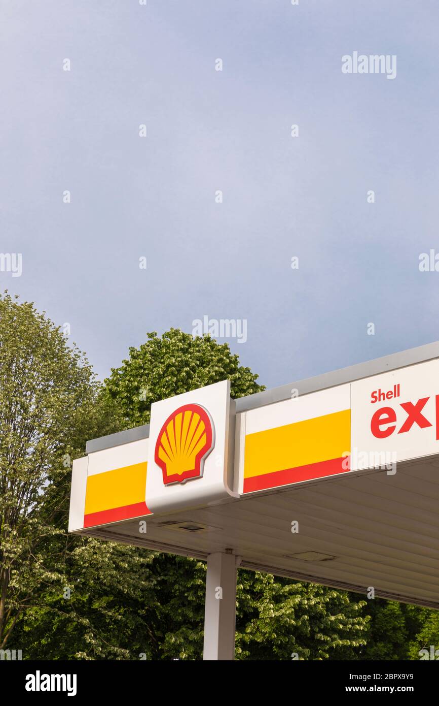 Eindhoven, Niederlande, 8. Mai 2020. Außenfassade von Royal Dutch Shell, dem niederländischen multinationalen in Eindhoven an einem sonnigen Tag mit grünen Bäumen i Stockfoto