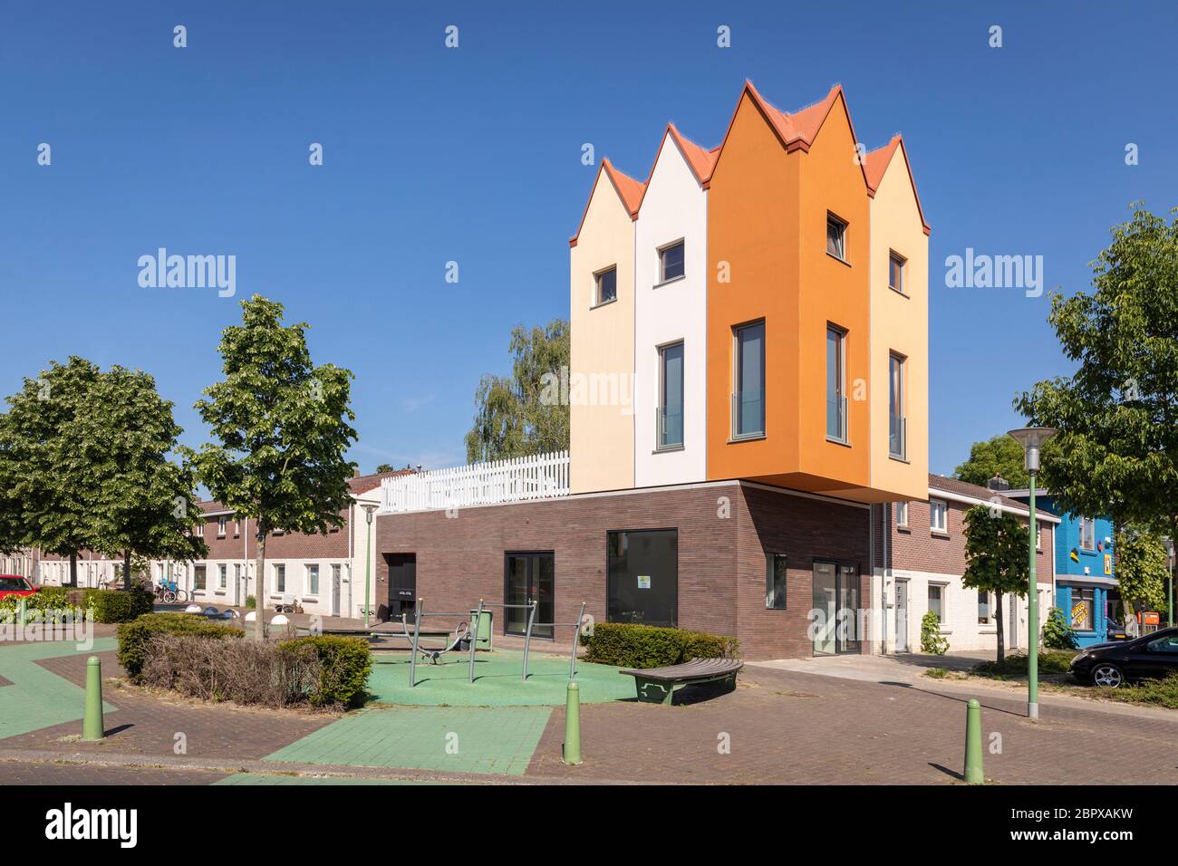 Eindhoven, Niederlande, 16. Mai 2020. Die Verheven huisjes von Bygg Architecture, moderne kleine Wohnhäuser in einer Straße im Stadtzentrum entworfen Stockfoto