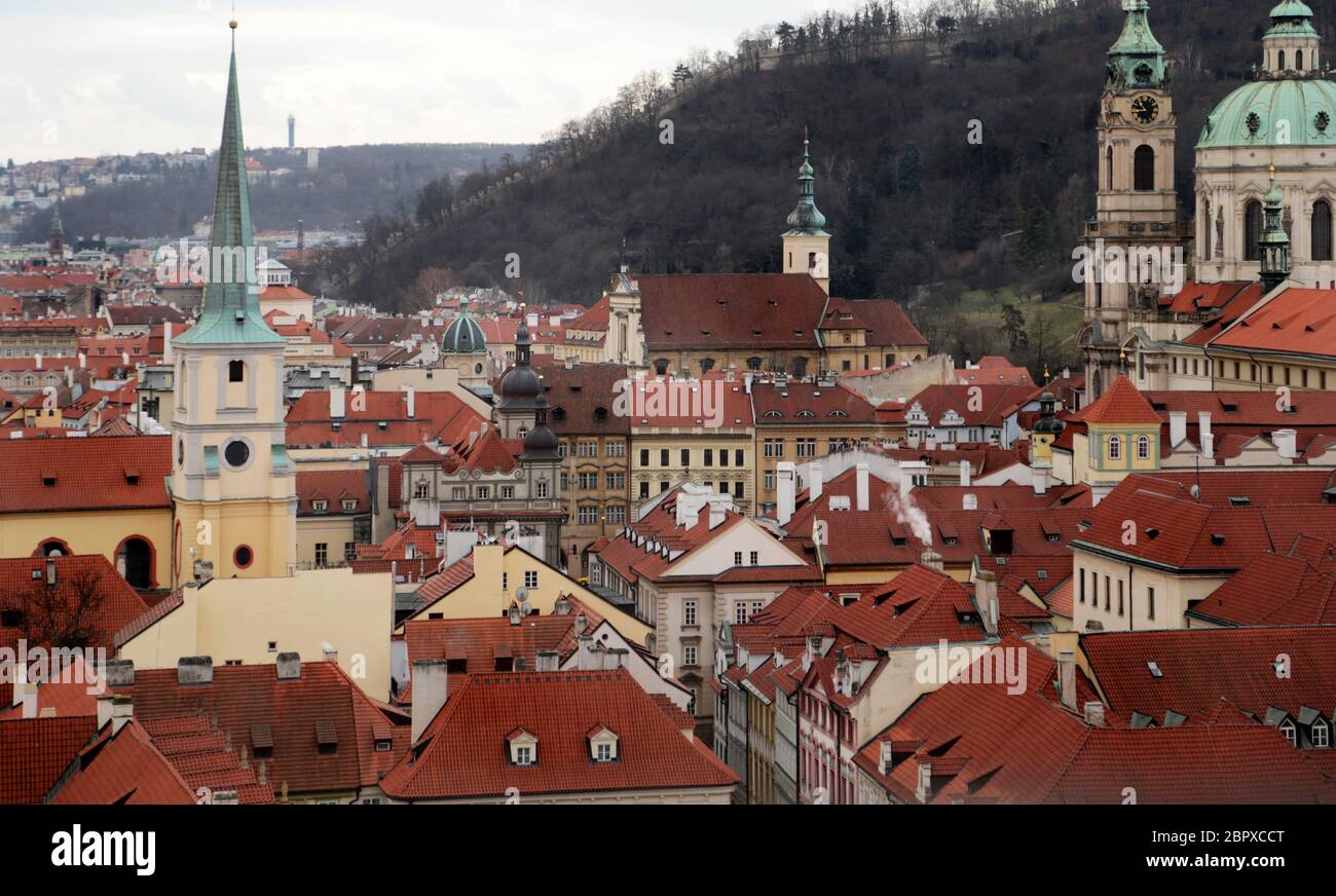 Blick von oben auf die rote Dächer der Skyline von Prag, Tschechische Republik. Luftaufnahme der Stadt Prag mit Terrakotta-Dachziegeln, Prag, Tschechien. Altstadtarchitektur mit Terrakotta-Dächern in Prag. Stockfoto
