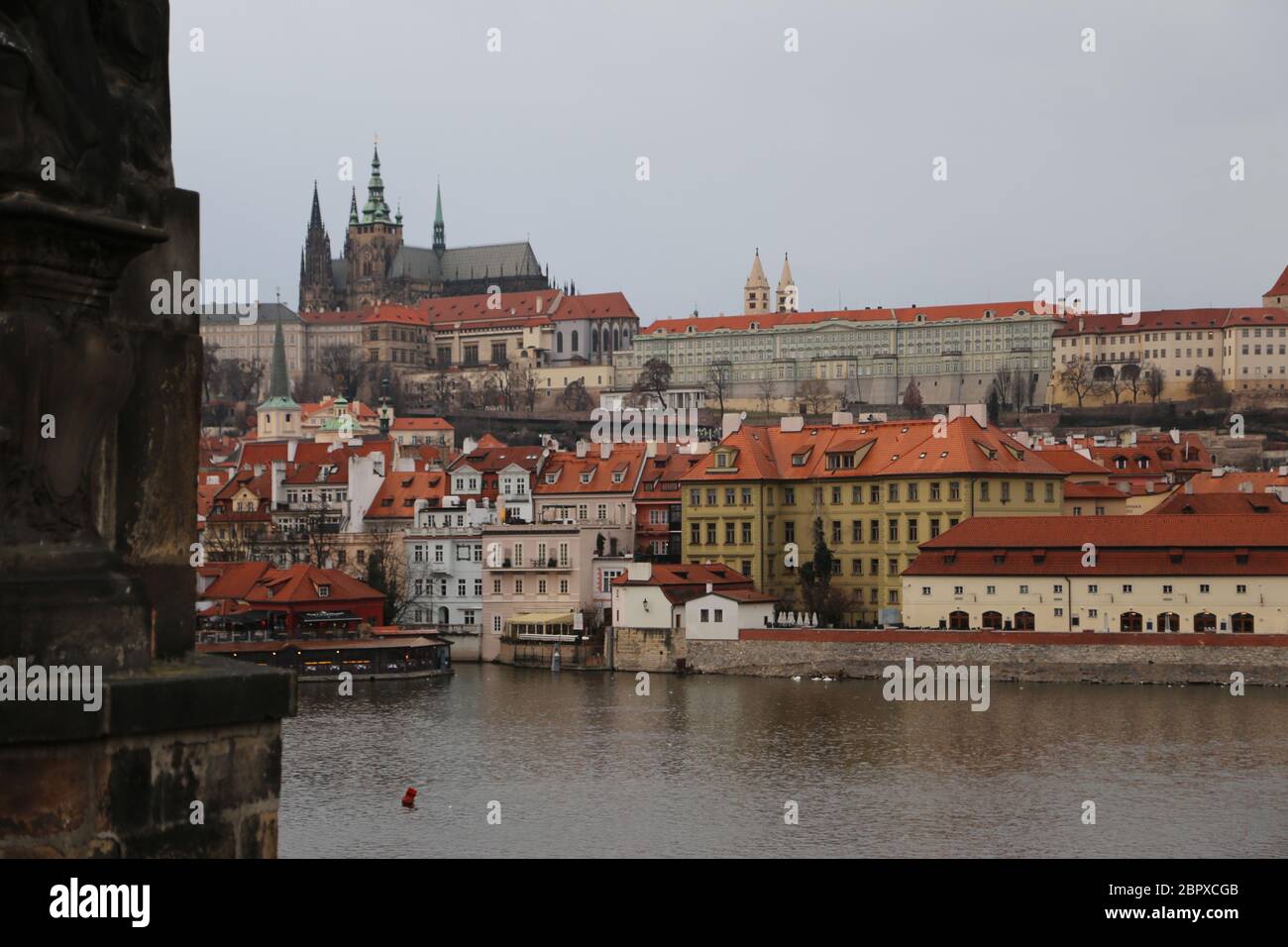 Landschaftlich schönen Winter Herbst Luftaufnahme der Altstadt Pier Architektur von der Karlsbrücke über Moldau in Prag, Tschechische Republik. Stadtbild, europäischer Urlaub, berühmter touristischer Ort Stockfoto