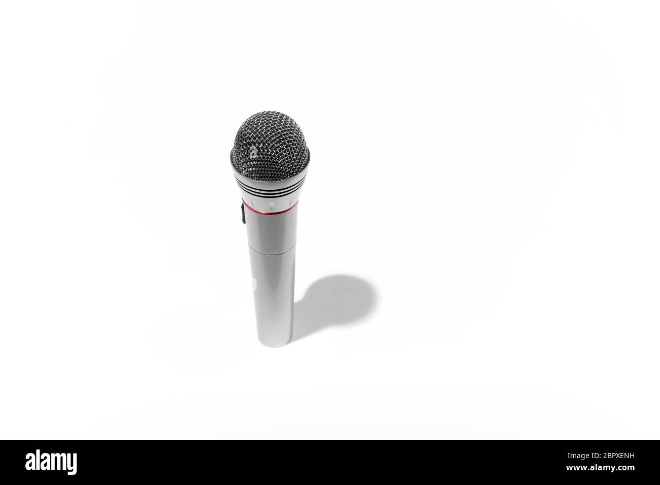 Graues drahtloses Mikrofon mit Schatten isoliert auf weißem Studiohintergrund mit Copyspace für Werbung. Musik und Gesang, Reden und Treffen, inteviewing. Technologien und professionelle Ausrüstung. Stockfoto