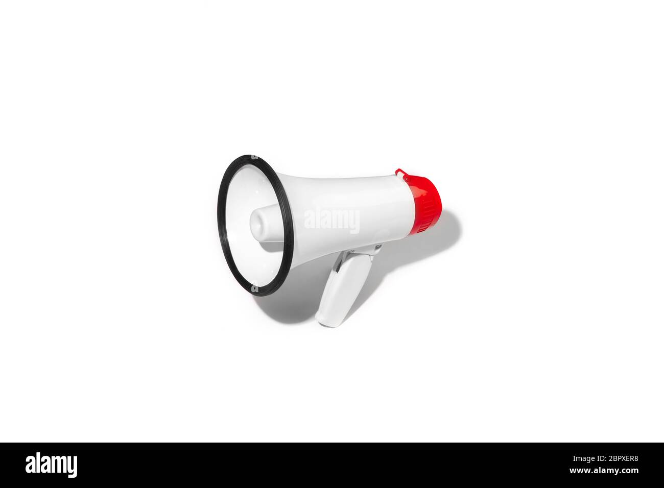 Rotes und weißes Megaphon isoliert auf weißem Studiohintergrund mit Copyspace für Werbung. Bullhorn oder Adressredner für öffentliche Treffen, Verkaufsvorschlag, Schreien, laute Sprachnachrichten. Stockfoto