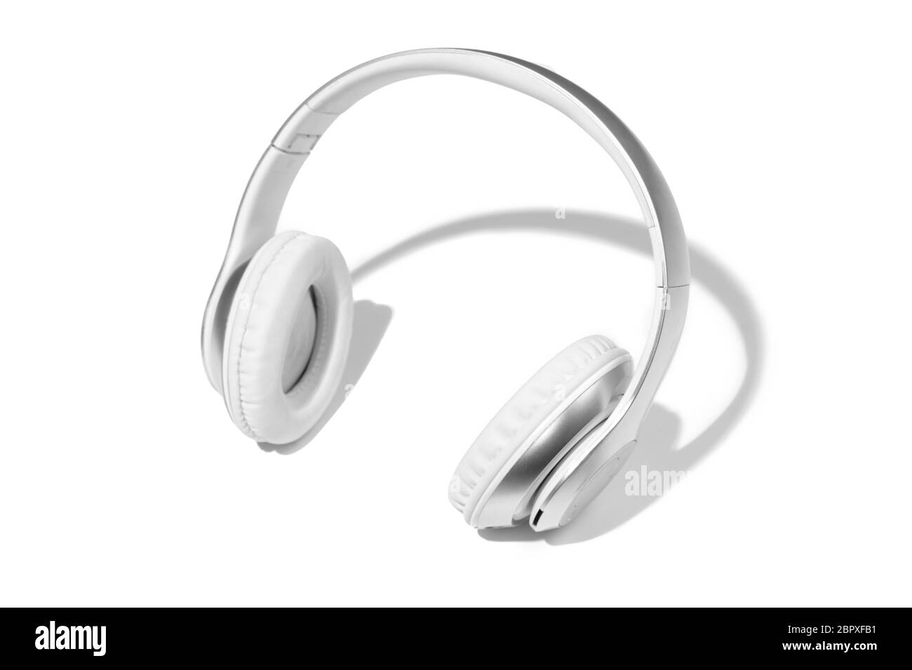 Weiße kabellose Kopfhörer auf weißem Studiohintergrund mit Kopierraum. Moderne bluetooth-Technologien, tragbare Musik- und Unterhaltungsgeräte. Zubehör für Aufnahme und Wiedergabe. Stockfoto