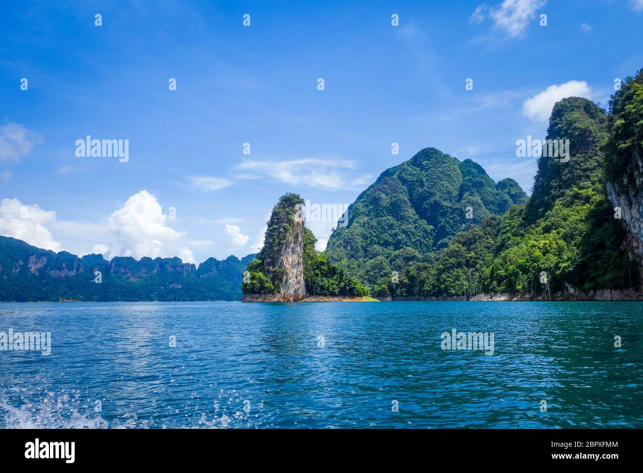 Cheow Lan Lake Kalkfelsen, Khao Sok Nationalpark, Thailand Stockfoto