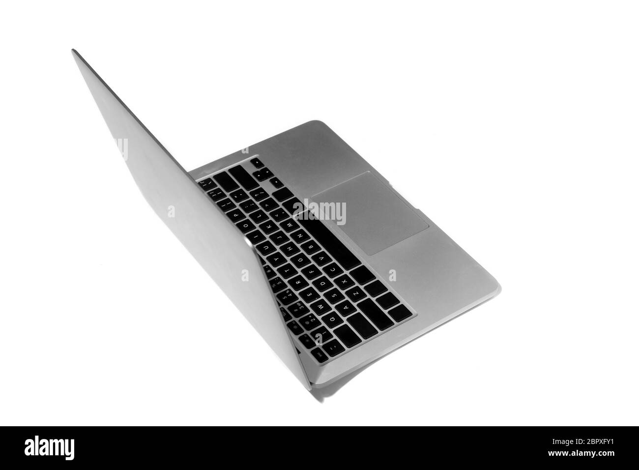 Laptop auf weißem Studio-Hintergrund mit Copyspace für Anzeige isoliert geöffnet. Schlankes, modernes Gerät für Büro- oder Telearbeit, freiberufliche Tätigkeit, Online-Shopping, Kino, Text eingeben, Kommunikation. Stockfoto