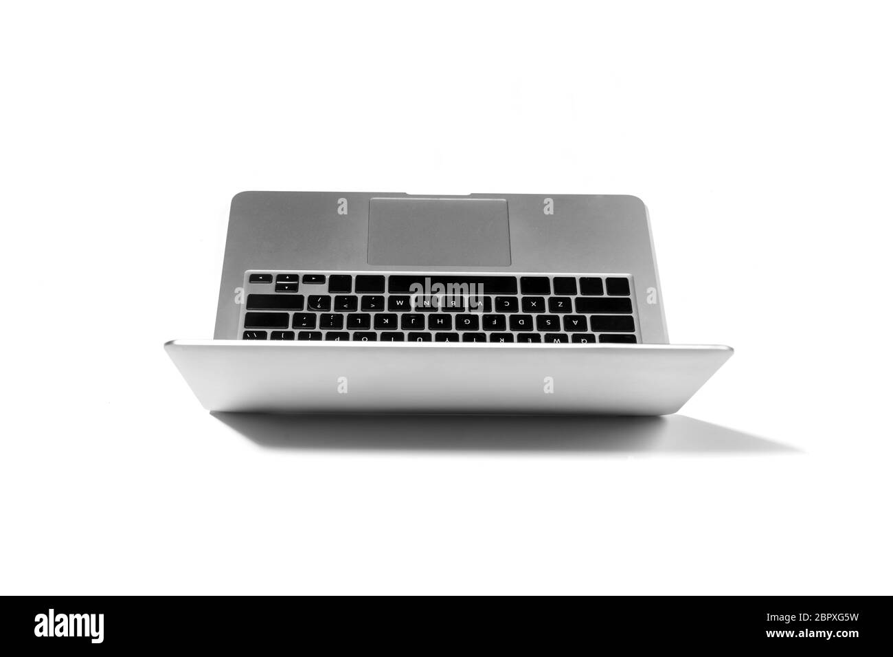Laptop auf weißem Studio-Hintergrund mit Copyspace für Anzeige isoliert geöffnet. Schlankes, modernes Gerät für Büro- oder Telearbeit, freiberufliche Tätigkeit, Online-Shopping, Kino, Text eingeben, Kommunikation. Stockfoto