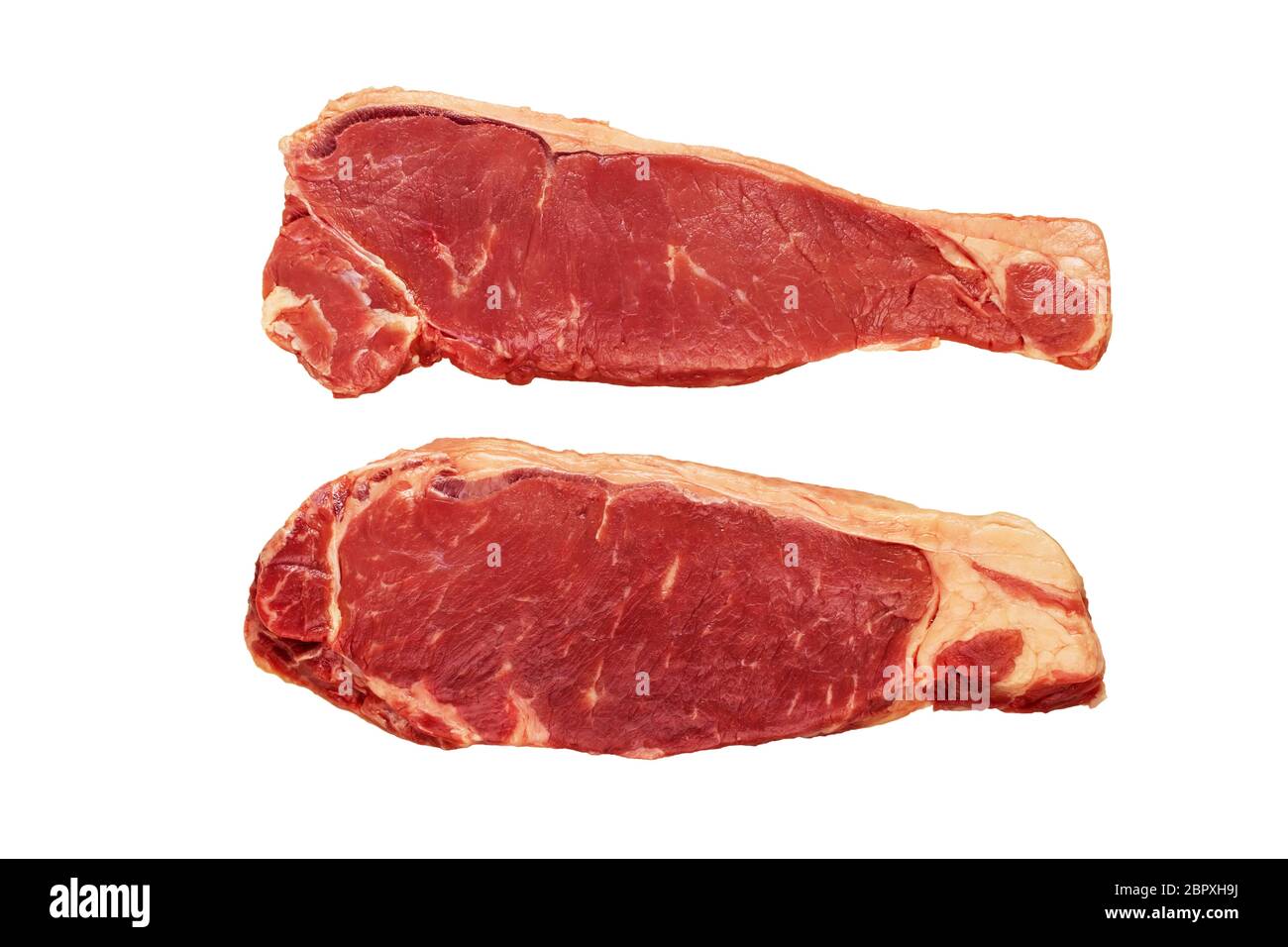 Rinderfiletscheiben auf weiß isoliert. Dunkel gealtertes Fleisch von einjährigen Rindern. Gelbe Streifen von Fett. Stockfoto