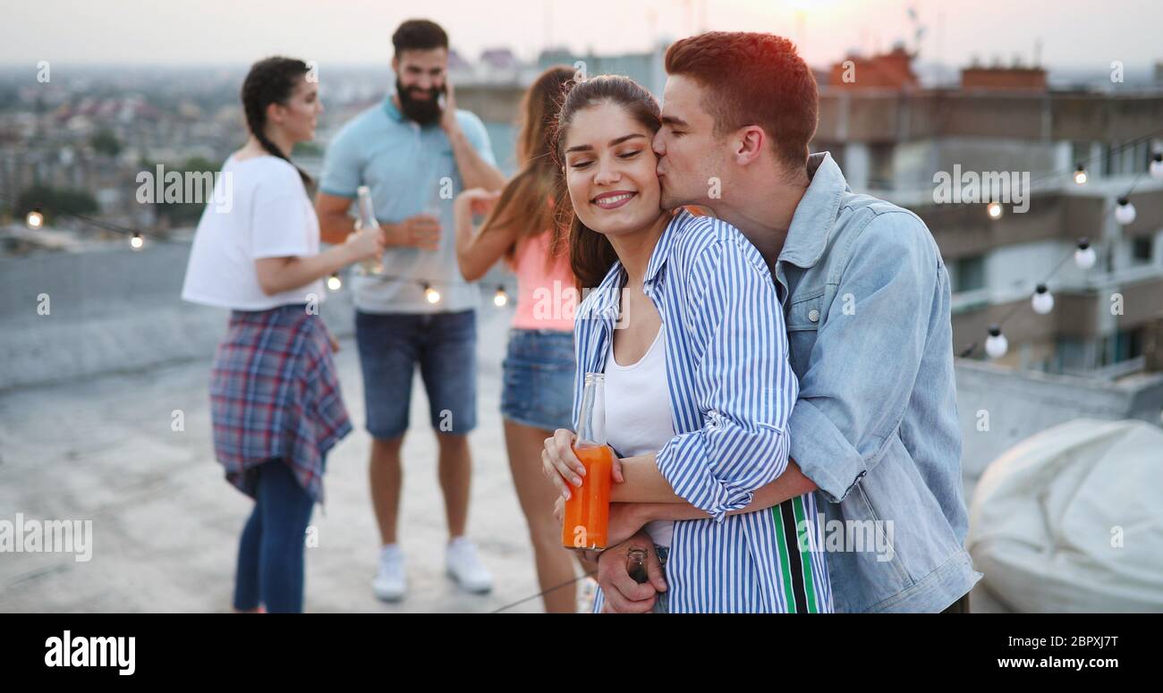 Glückliches Paar Getränken und Balkon. Stockfoto