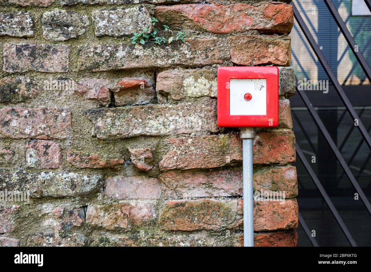 Feueralarm auf weißem Zement Wand für Sicherheit Warnung, Push Button Feueralarm im Gebäude, isolierte Feueralarm botton Box Stockfoto