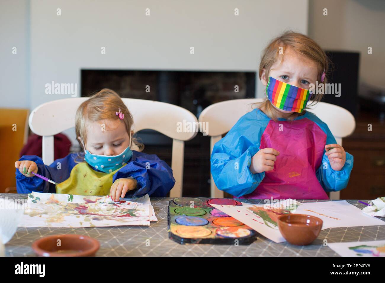 2 & 3 Jahre alt trägt Gesichtsmasken, Covid 19 Pandemie, 2020 Stockfoto