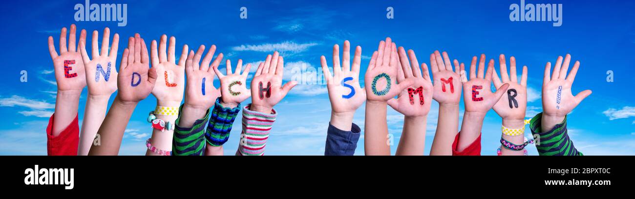 Kinderhände, Endlich Sommer Heißt Endlich Sommer, Blauer Himmel Stockfoto