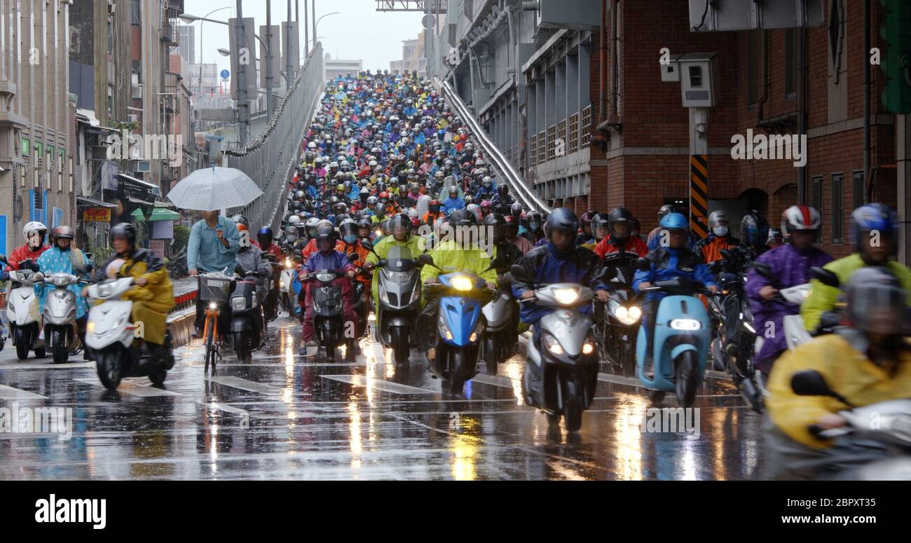 Dihua Street, Taipei City, 26. Dezember 2018:- voll mit Motorroller in taipei City an regnerischen Tag Stockfoto