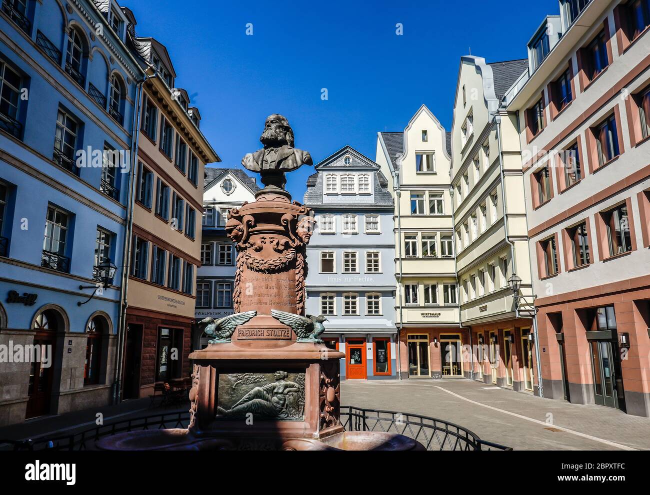 Frankfurt am Main, Hessen, Deutschland, Neue Altstadt, Hühnermarkt mit Friedrich-Stoltze-Brunnen, verlassene Innenstadt zur Zeit der Koronakrise Stockfoto