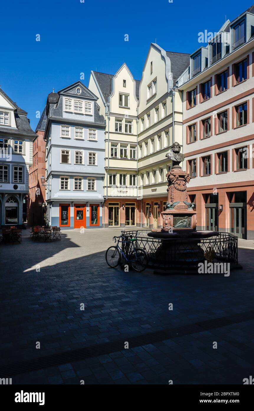 Frankfurt am Main, Hessen, Deutschland, Neue Altstadt, Hühnermarkt mit Friedrich-Stoltze-Brunnen, verlassene Innenstadt zur Zeit der Koronakrise Stockfoto