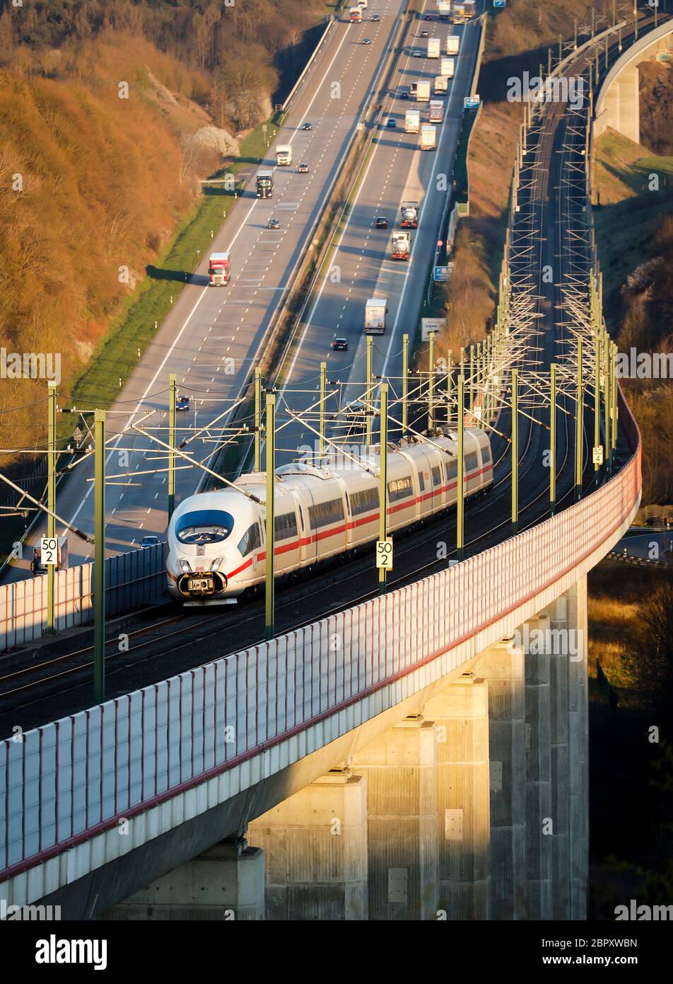 Neustadt/Wied, Rheinland-Pfalz, Deutschland - Verkehrslandschaft, ICE-Bahn der Deutschen Bahn AG fährt auf der Hochgeschwindigkeitsstrecke Köln - Frankfurt, i Stockfoto