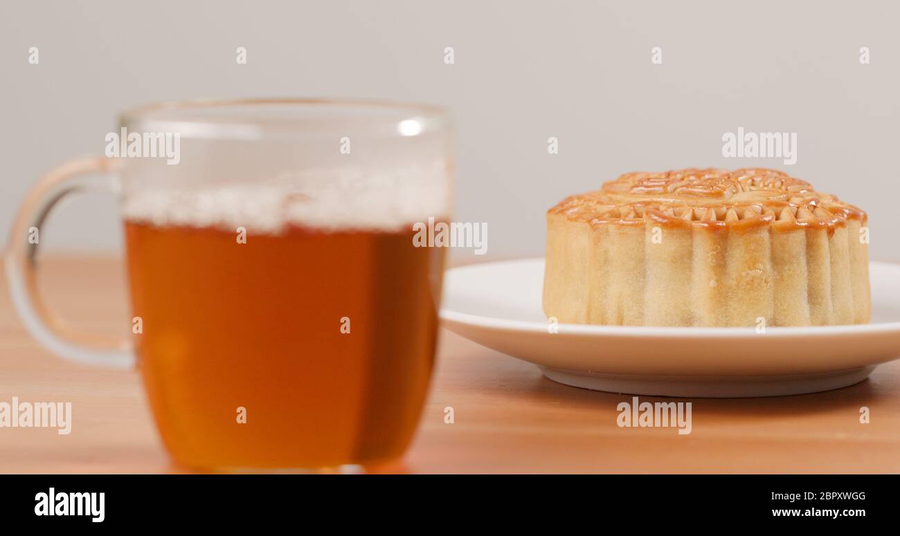 Traditioneller chinesischer Tee und Mondkuchen für das Herbstfest Stockfoto