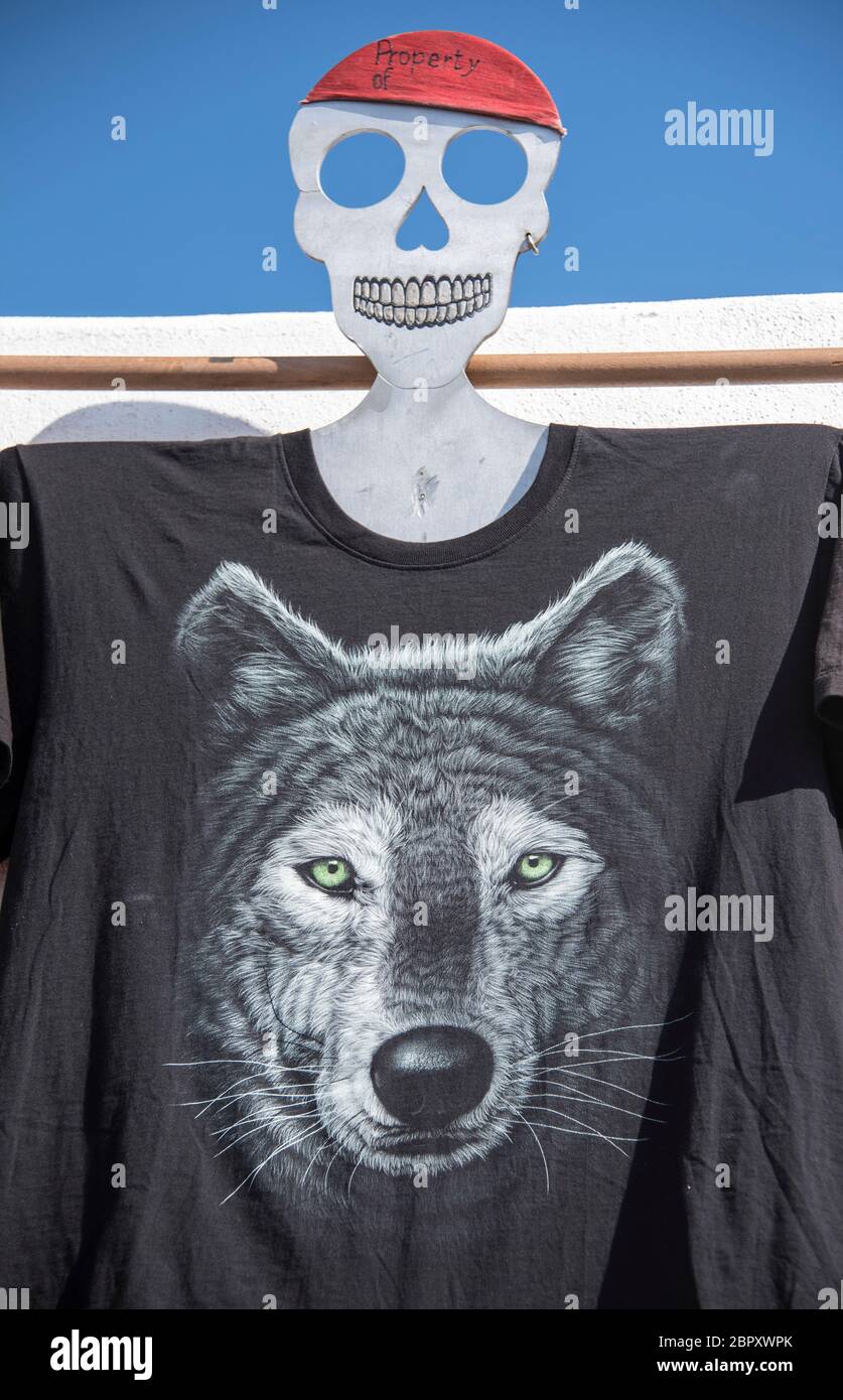 T-Shirt auf dem Teguise Markt auf Lanzarote, Kanarische Inseln. Stockfoto