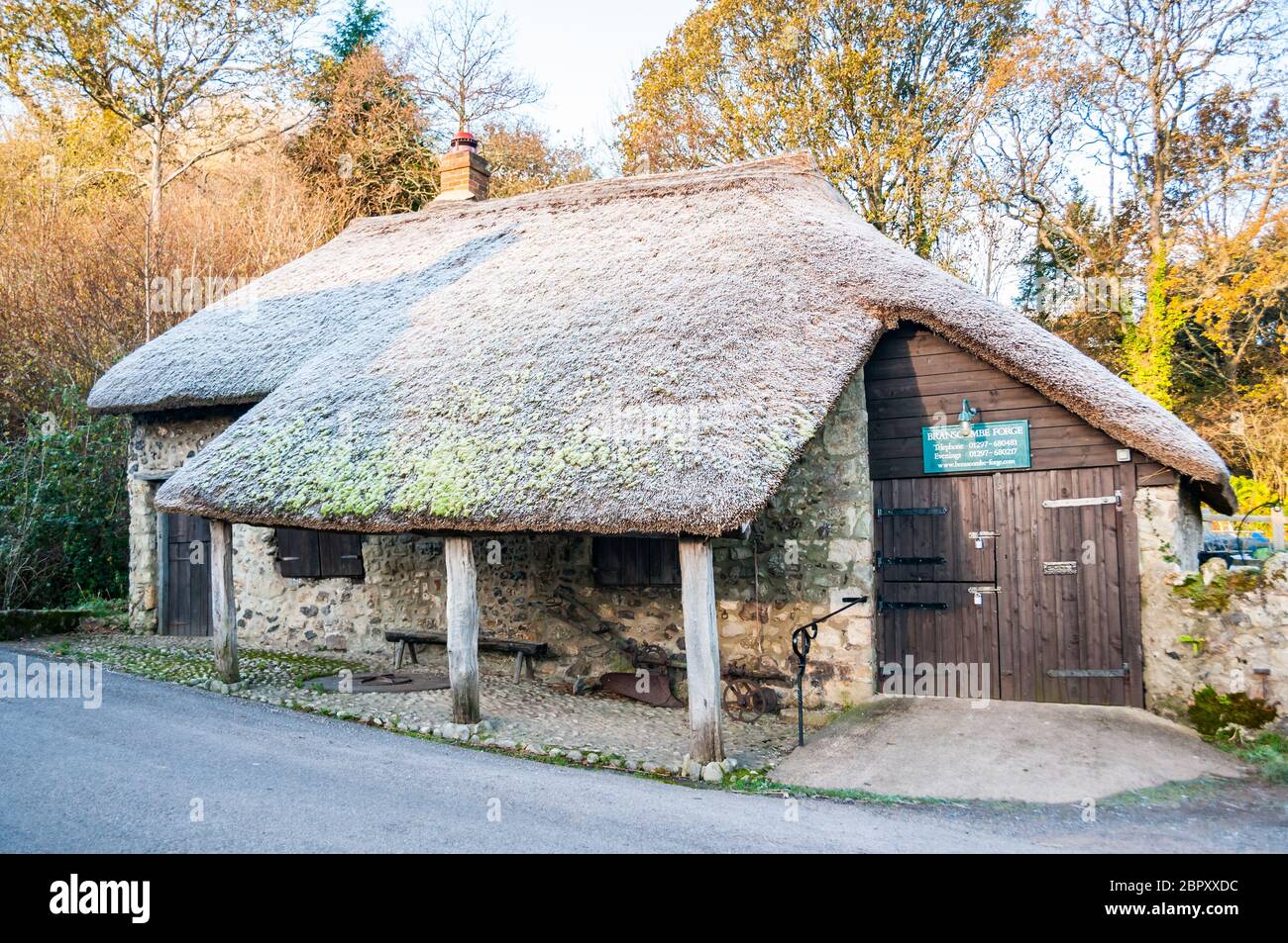 Branscombe Dorf Schmieden mit ein Fost auf seine Stroh im Spätherbst. East Devon, Großbritannien. Stockfoto