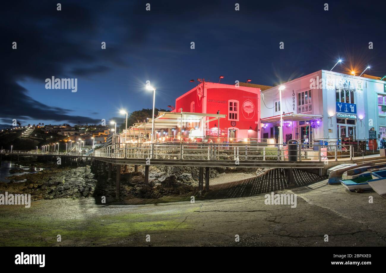 Hafenrestaurants am Abend in Puerto Del Carmen, Lanzarote, Kanarische Inseln, Spanien Stockfoto