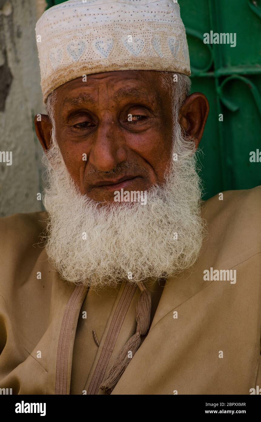 Nizwa, Oman. 29. Mai 2014 Porträt eines alten omanischen Mannes in einem kleinen Dorf in der Nähe von Nizwa, Oman. Stockfoto