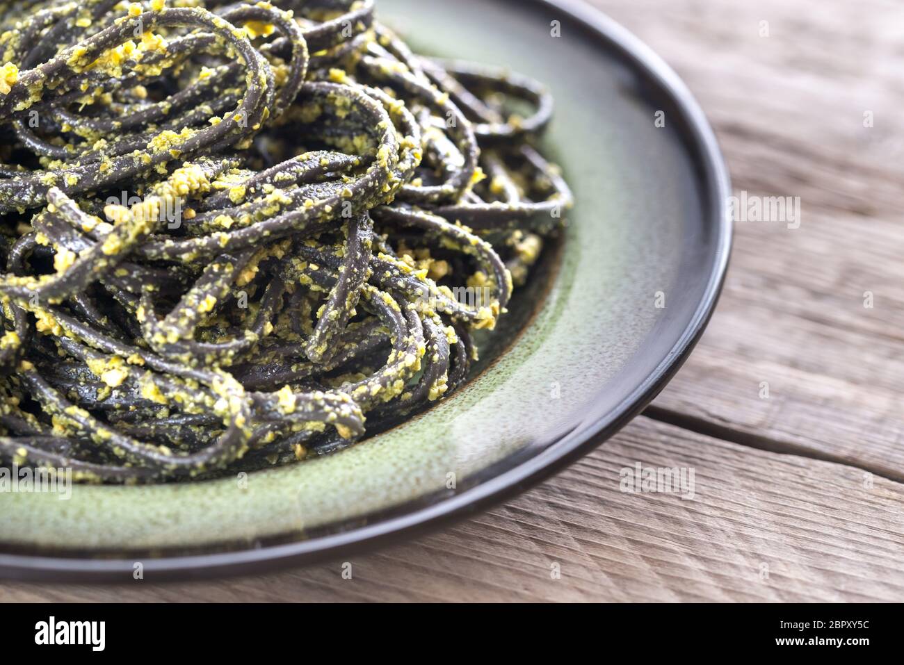 Schwarze Nudeln mit Pesto Stockfoto