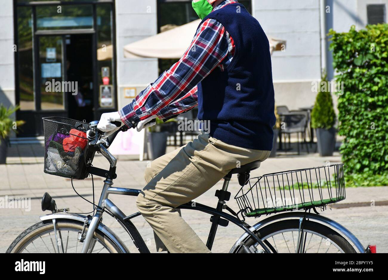Mann fährt ein Fahrrad in einer Schutzmaske Stockfoto