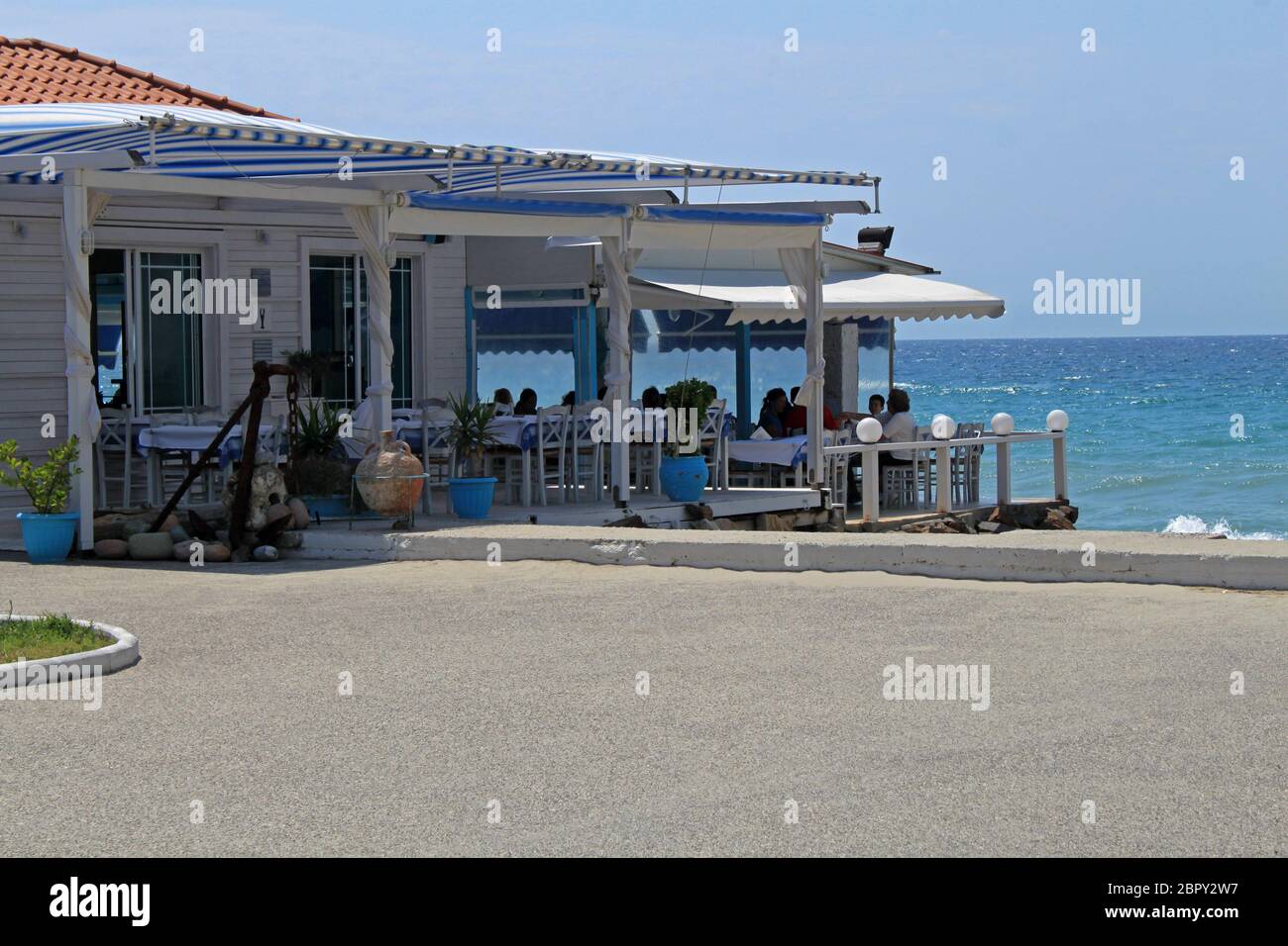 Skala Fourkas, Chalkidiki/Griechenland – 6. August 2015: Traditionelle griechische Taverne an der Küste der Ägäis Stockfoto