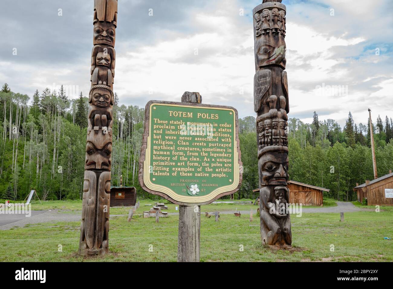 Totem Pole Schnitzereien, die die Geschichte der Familien und Clans der Indianerstämme in British Columbia, Kanada, darstellen Stockfoto