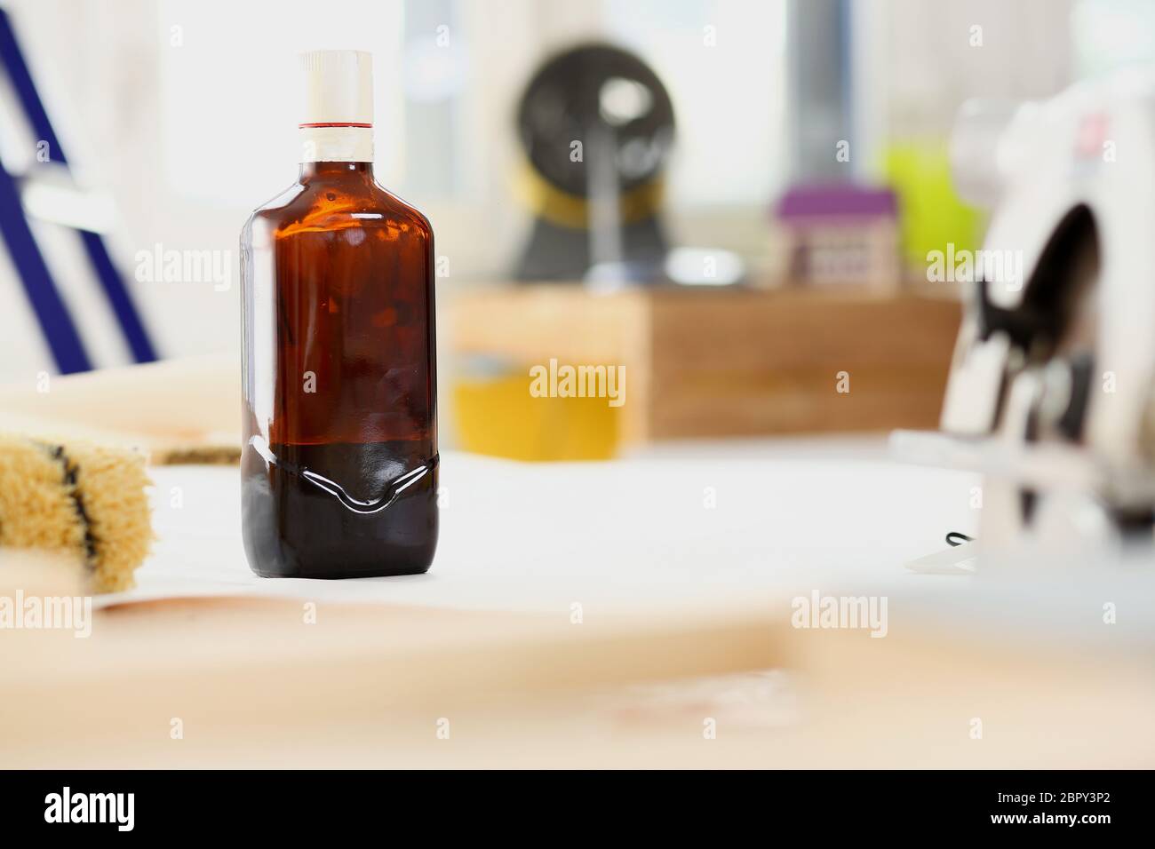 Spirituosenflasche steht auf dem Arbeitstisch der Arbeiter Nahaufnahme Stockfoto