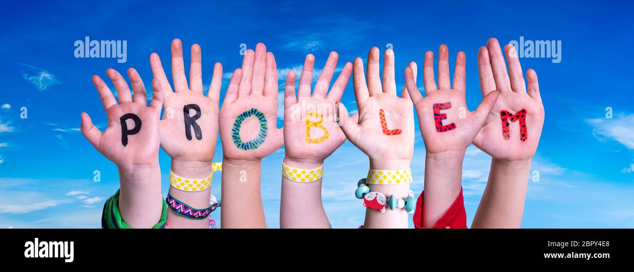 Kinder Hände Building Word Problem, Blue Sky Stockfoto