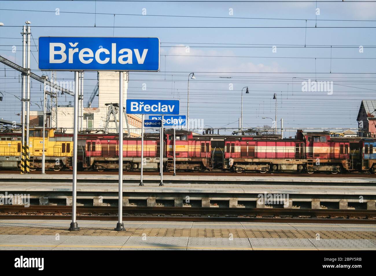 BRECLAV, TSCHECHIEN - 16. MÄRZ 2013: Güterlokomotiven von CD Cargo warten in der Nähe der Bahnsteige des Grenzbahnhofs von breclav, dazwischen Stockfoto