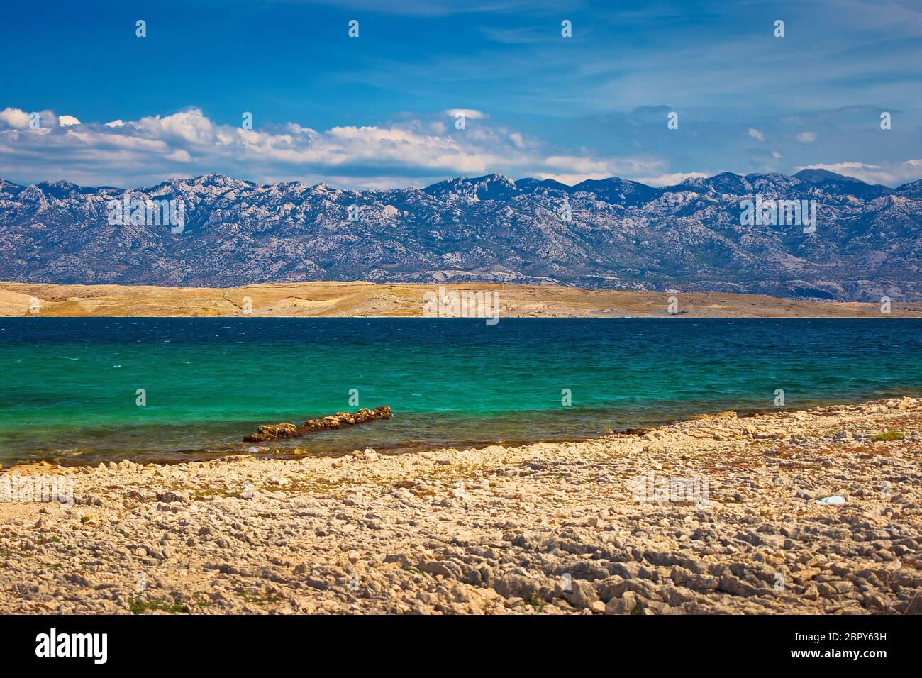 Zadar Bereich Steinwüste Strand Landschaft und Velebit Island View, Dalmatien Region von Kroatien Stockfoto