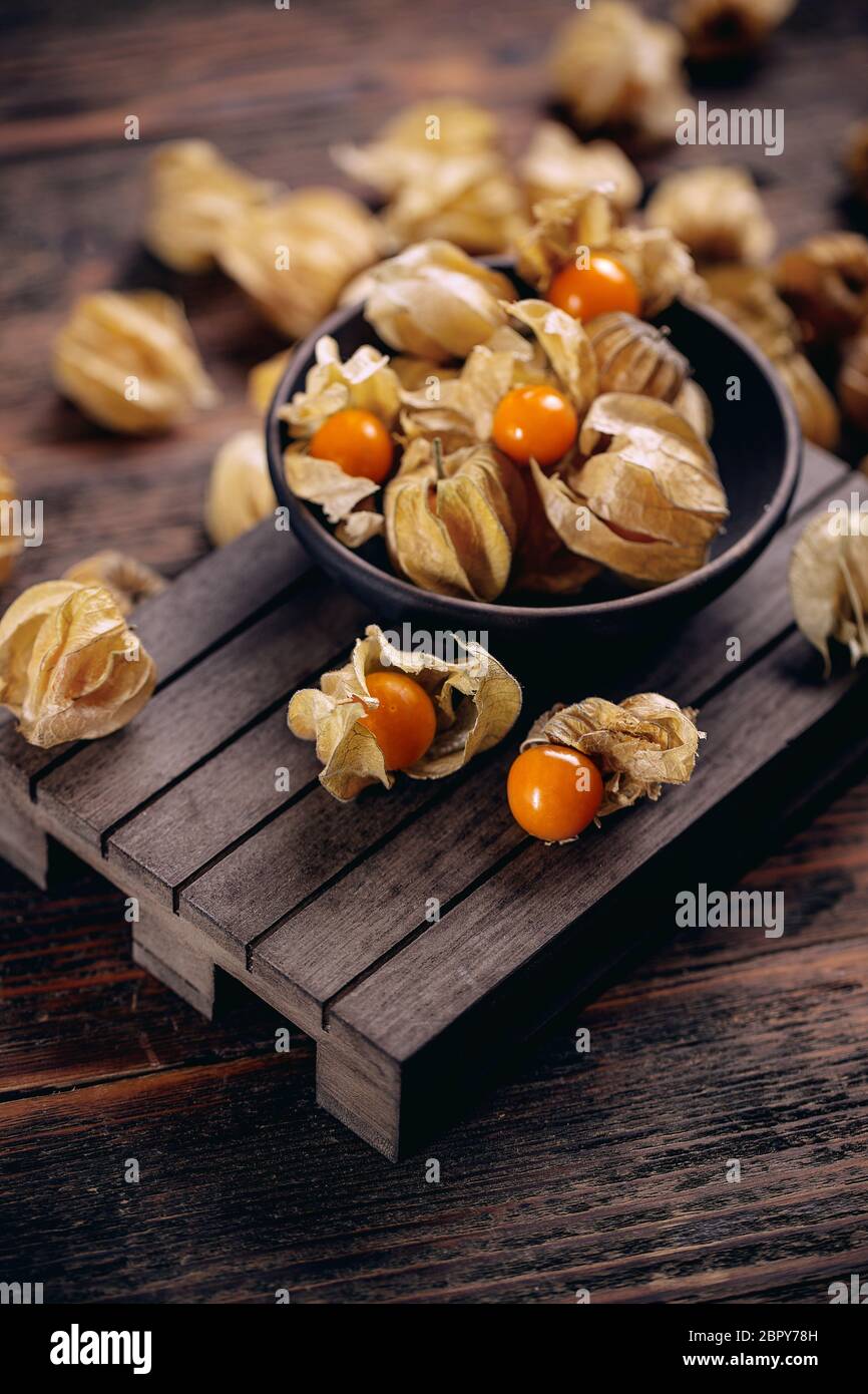 Physalis rubro oder Kap Stachelbeeren, goldenberry, poha und Physalis mit Kelch, exotische exportiert Obst Stockfoto