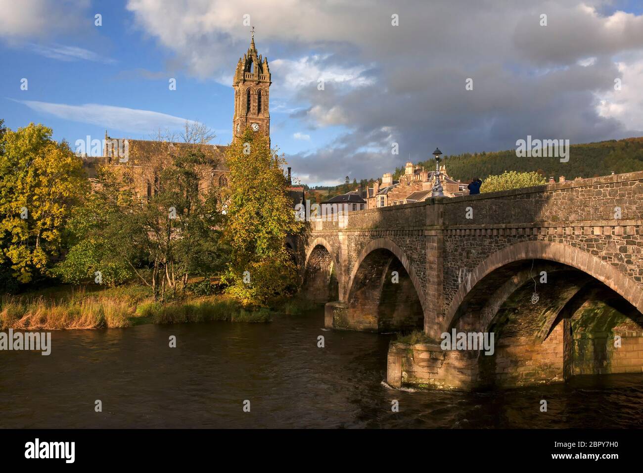 Der Fluss Tweed bei Peebles, mit der Tweed Bridge und dem Old Parish Church Tower, Scottish Borders, Großbritannien Stockfoto