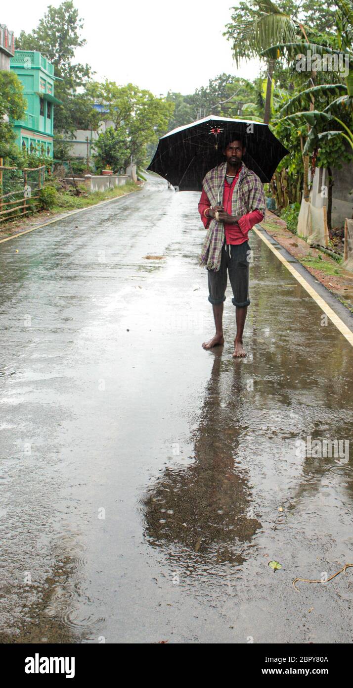 Indien. Mai 2020. Superzyklon Amphan Sturm um den heutigen Nachmittag, als es sich nordwärts über die Bucht von Bengalen bewegt und West Bengal-Bangladesch Küsten zwischen Digha und Hatia Inseln durchquert.der Superzyklon Amphan Sturm lag 155km südöstlich von Paradip, Odisha, 280 km südlich von Digha, West Mednipore, Howrah, Hooghly, Im Süden und Norden 24 werden Parganas und Kolkata Distrikte von Westbengalen starke bis extrem starke Niederschläge erleben. Die Landung wird zwischen Nachmittag und Abend erwartet. (Foto von Soumadip das/Pacific Press) Quelle: Pacific Press Agency/Alamy Live News Stockfoto