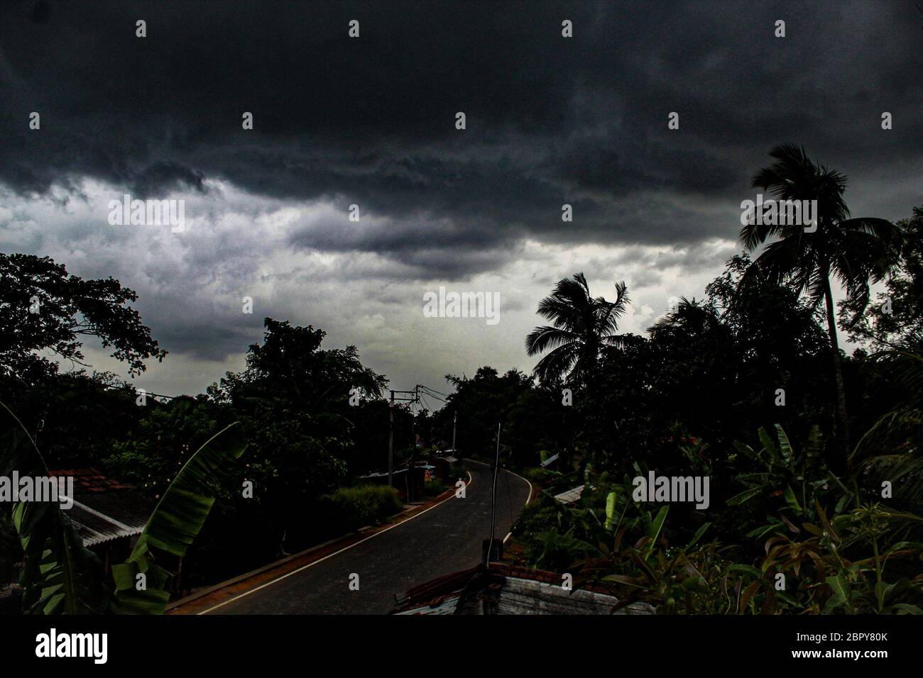 Indien. Mai 2020. Superzyklon Amphan Sturm um den heutigen Nachmittag, als es sich nordwärts über die Bucht von Bengalen bewegt und West Bengal-Bangladesch Küsten zwischen Digha und Hatia Inseln durchquert.der Superzyklon Amphan Sturm lag 155km südöstlich von Paradip, Odisha, 280 km südlich von Digha, West Mednipore, Howrah, Hooghly, Im Süden und Norden 24 werden Parganas und Kolkata Distrikte von Westbengalen starke bis extrem starke Niederschläge erleben. Die Landung wird zwischen Nachmittag und Abend erwartet. (Foto von Soumadip das/Pacific Press) Quelle: Pacific Press Agency/Alamy Live News Stockfoto