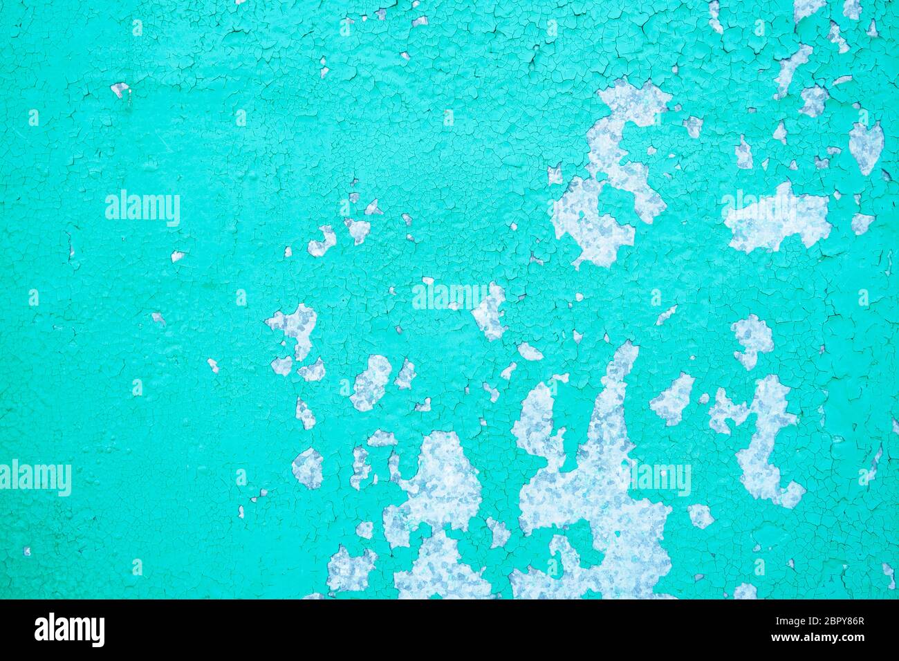 Gealterte blaue Farbe auf Zementwand, verwitterte, lackierte Textur Stockfoto