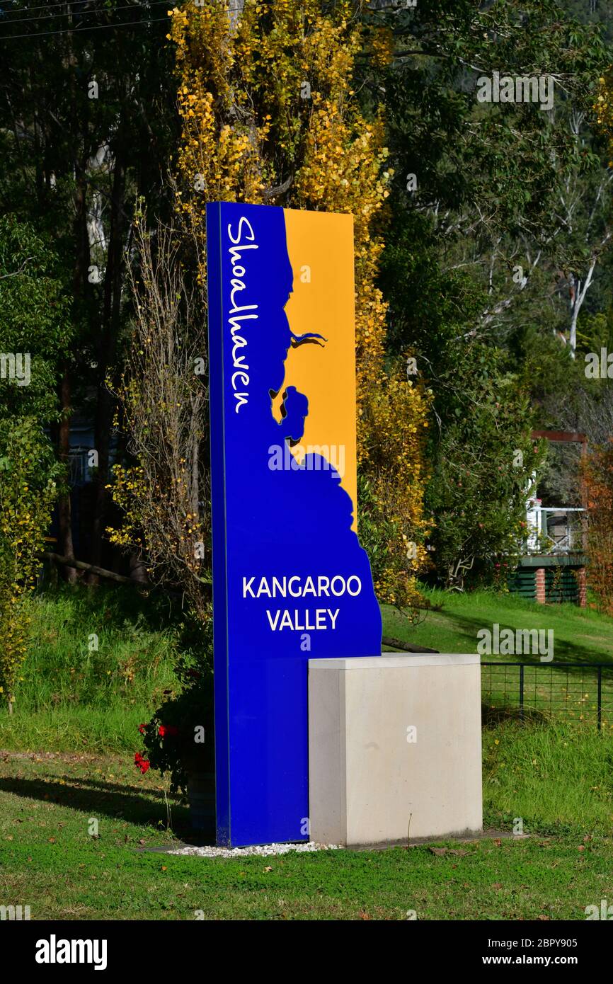 Ein Willkommensschild am Rande der Gemeinde Kangaroo Valley in Australien Stockfoto