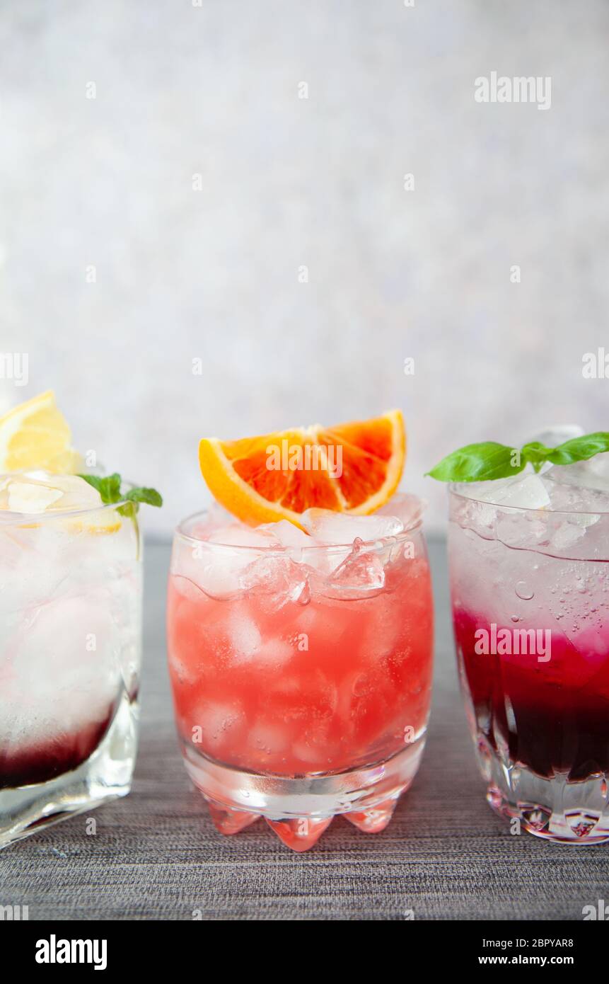 Vielfalt von bunten Cocktails und Longdrinks auf Eis Stockfoto