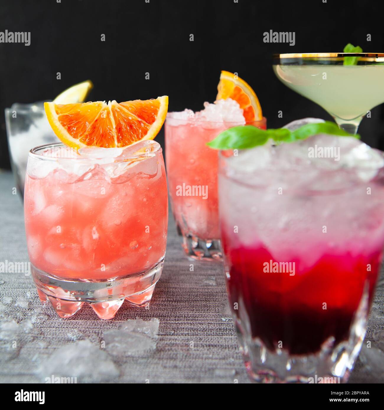 Vielfalt von bunten Cocktails und Longdrinks auf Eis Stockfoto