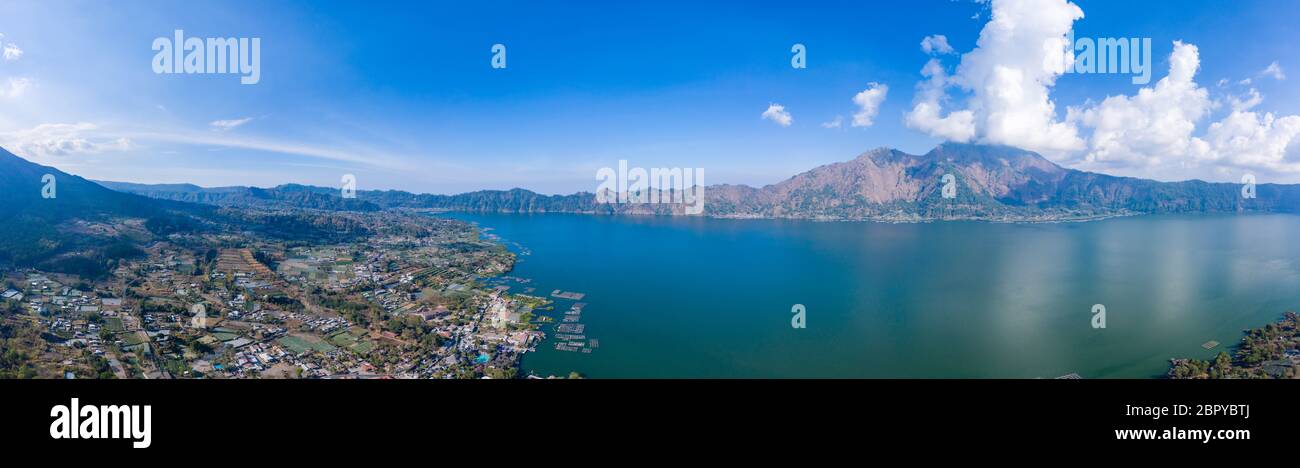 Panorama-Luftaufnahme des vulkanischen Batur-Sees in Bali, Indonesien Stockfoto