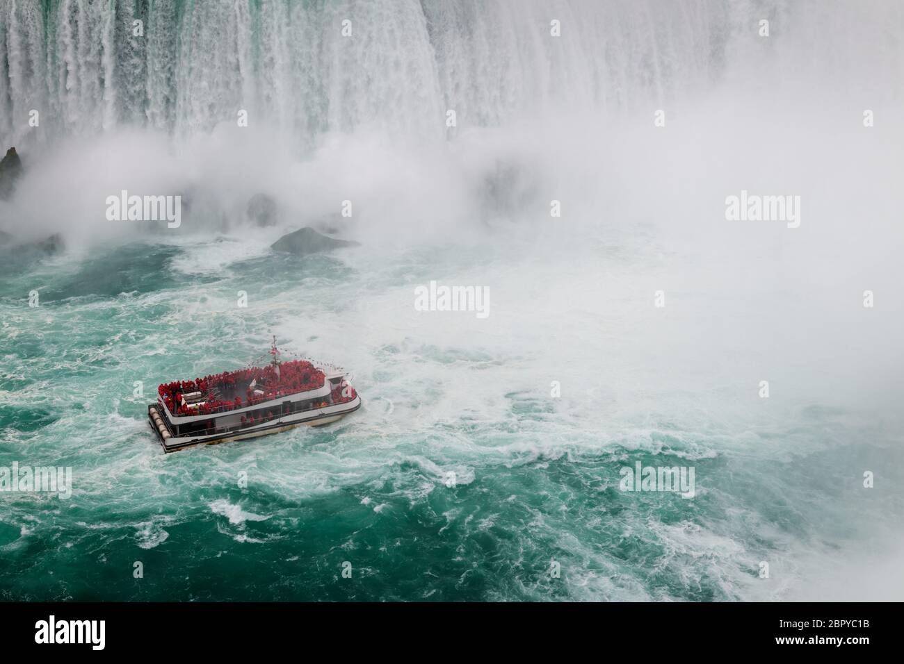 Blick auf die Niagara Fälle von der kanadischen Seite mit touristischen Boot Tour. International bekannte Ziel es gesehen worden. Stockfoto