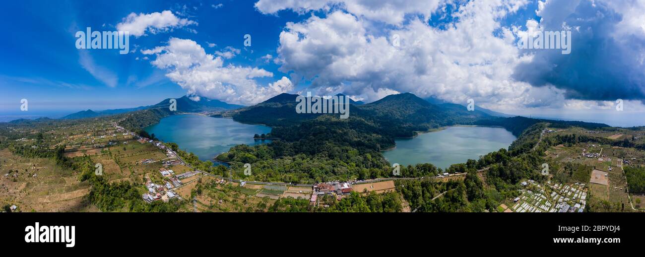 Panorama-Luftaufnahme von wunderschönen Zwillingsseen in einer alten vulkanischen Caldera (Seen Buyan und Tamblingans, Bali, Indonesien) Stockfoto