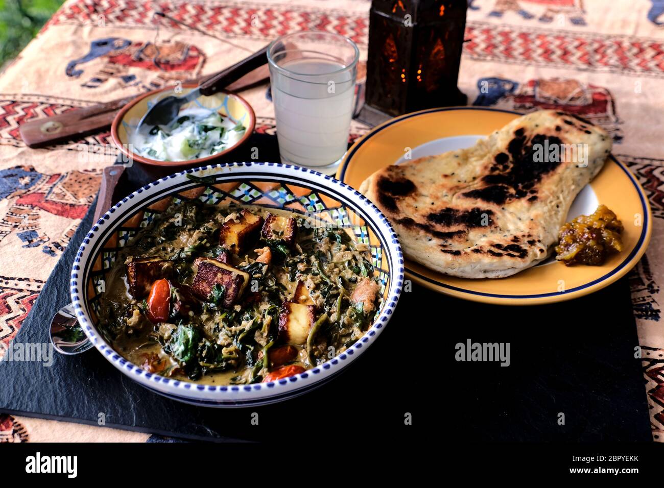 Ein Gericht aus hausgemachtem Saag Paneer mit Naan Stockfoto